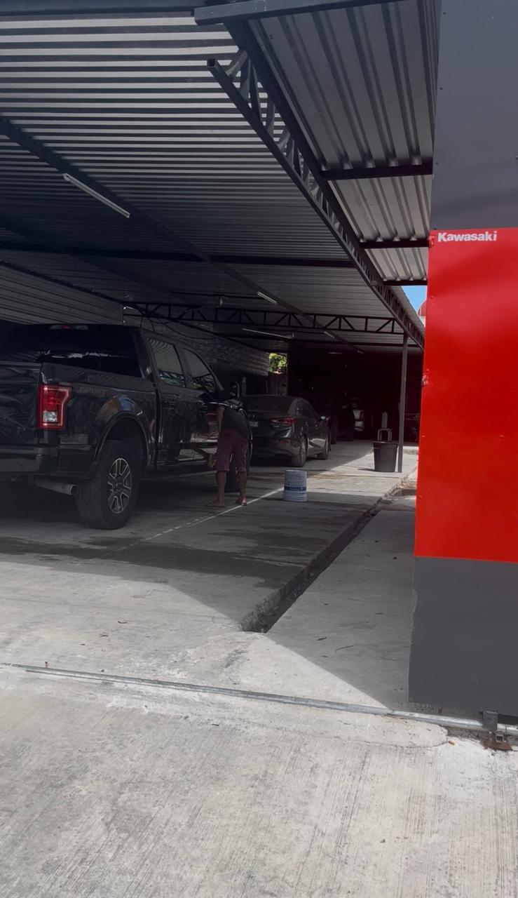 Area de trabajo de detallado automotriz en Cozumel